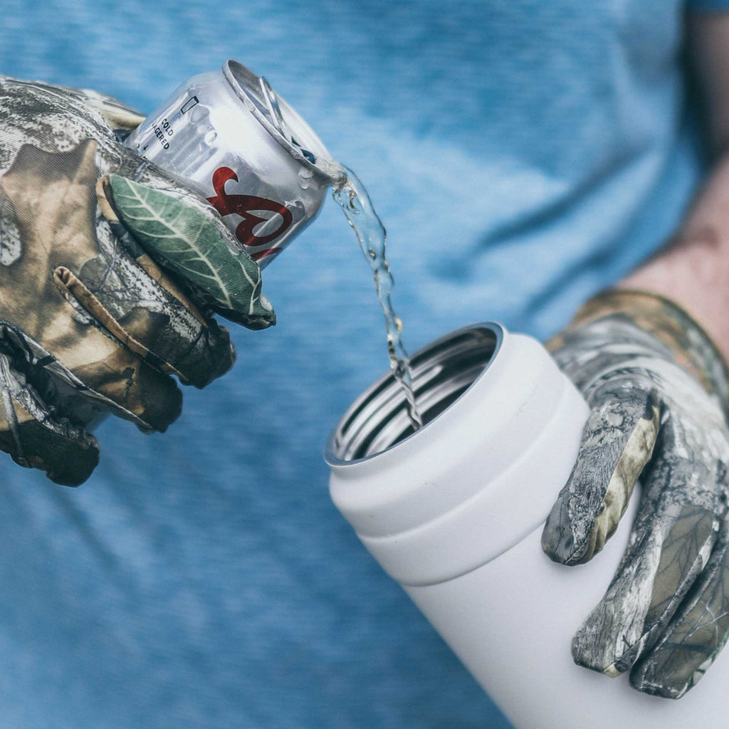 White Pelican 32oz Bottle Poured